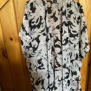 Women’s Willie Smith plus size 1X black and cream overlay. Black fringe